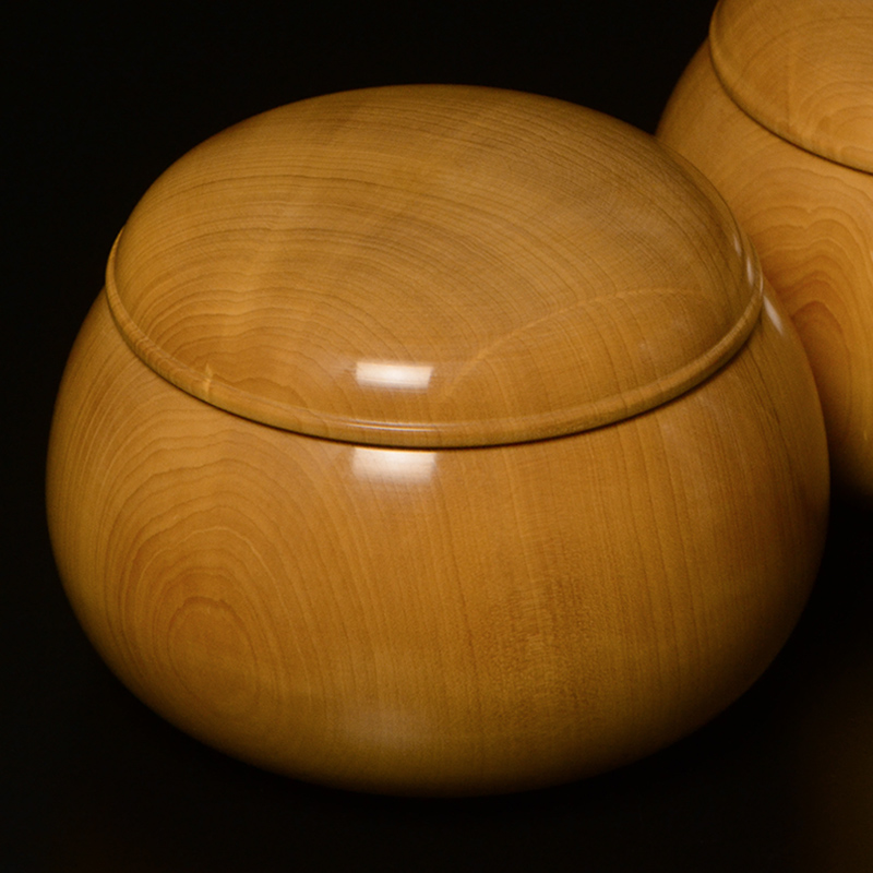 約40年前の新榧の碁盤。高級碁石碁笥付 約40年前の新榧の碁盤。高級