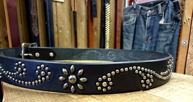 流線フラワーデザインスタッズベルト 【アンティークシルバースタッズ