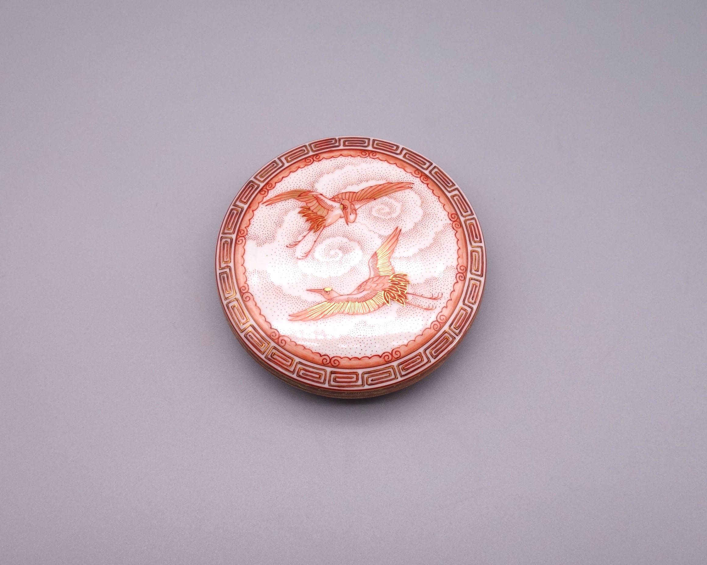 香合（平丸） 赤絵細描鶴文 [ 大酒清山 ]