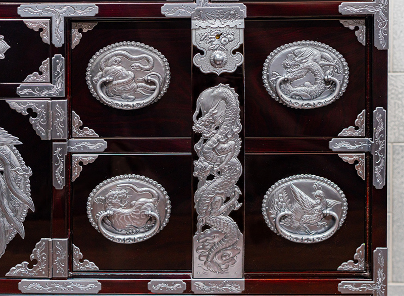 仙台箪笥 四.五尺部屋箪笥 KD-3008D 木地呂漆塗り 彫金手打金具（竜