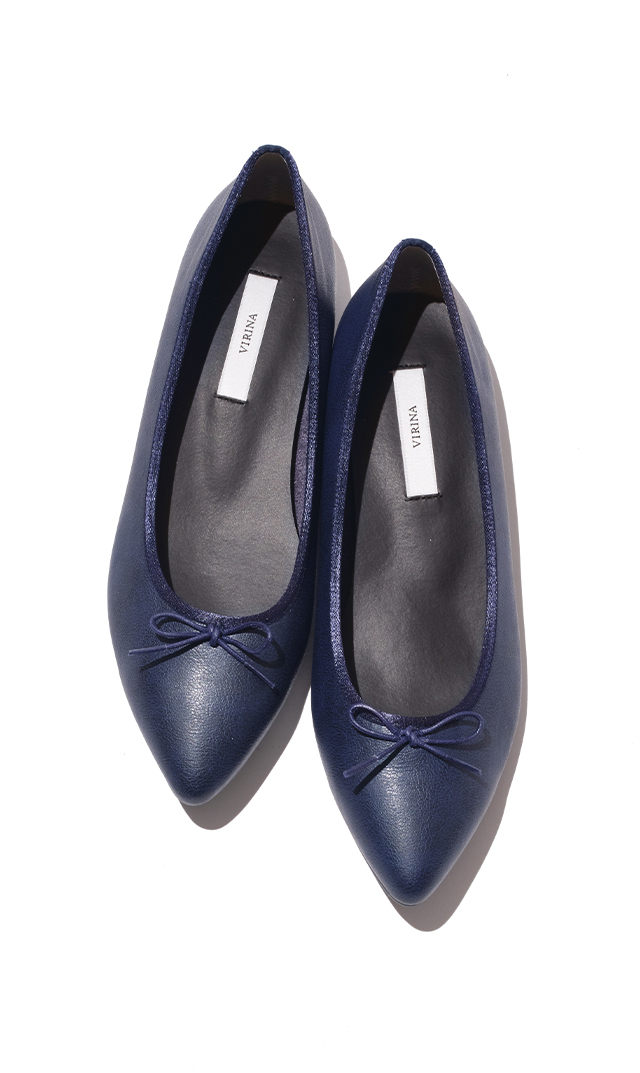 大人好みのエレガンスなマットネイビーポインテッドトゥシューズが登場！