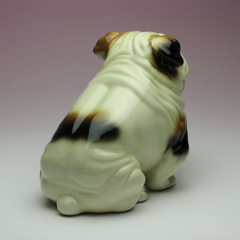 陶器犬置物 イングリッシュブルドッグ 三毛 座り姿 | Haniibaaz