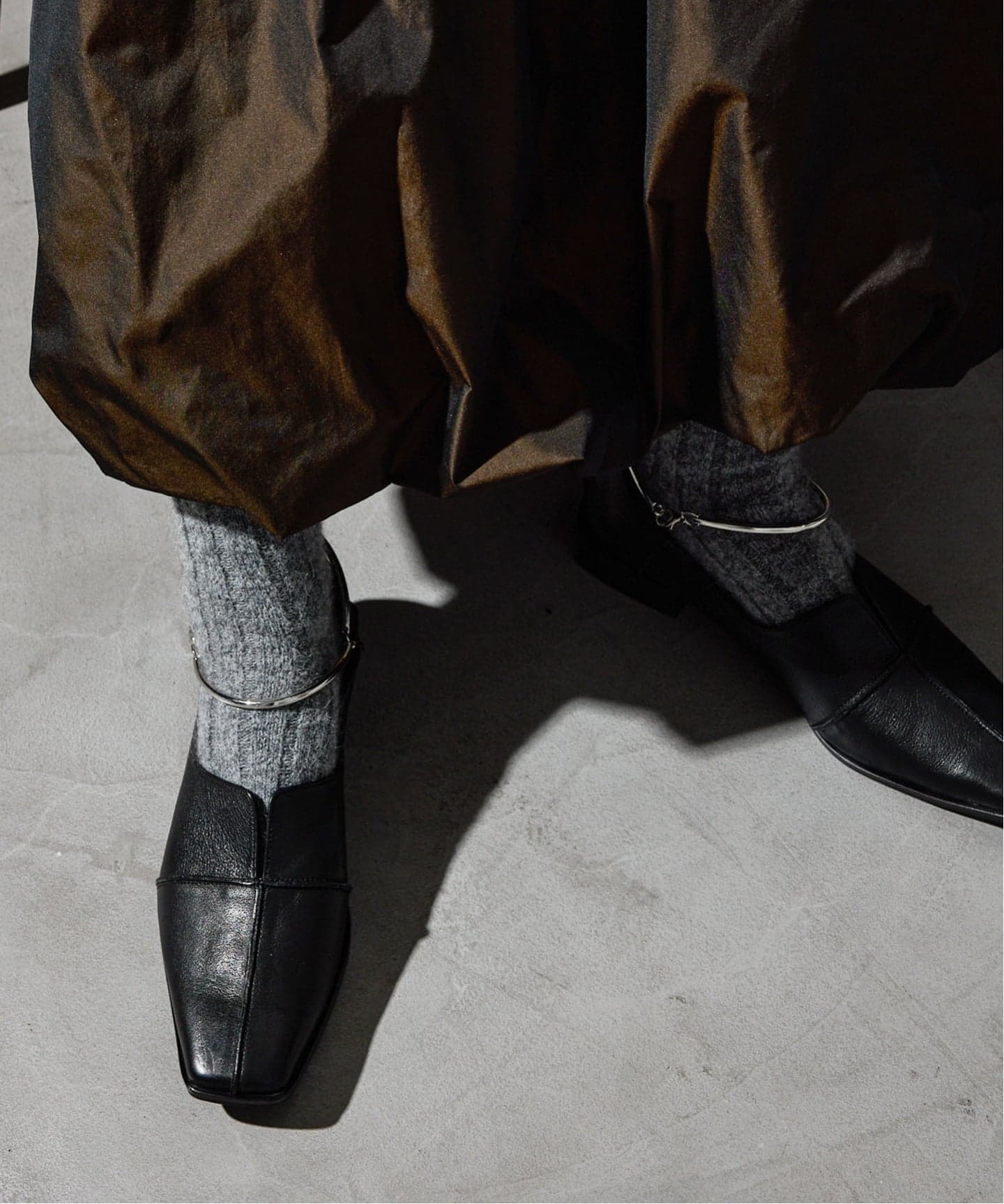 追加》GRISEレザースクエアクロスシームアンクルフラット（フラット