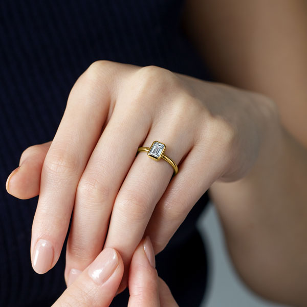 K18YG トランク エメラルドカット ベゼル リング 1.0ct｜婚約指輪