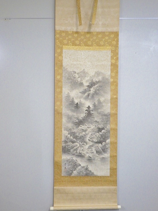 掛け軸 春堂 彩色山水 絹本 希少 軸装 茶道具 掛軸 美品 です。 掛け軸