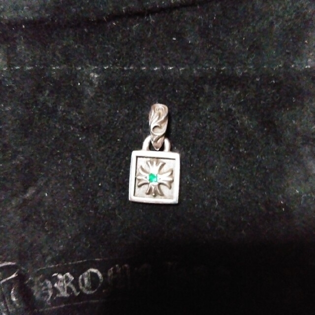 クロムハーツ フレームドチャームwithエメラルドの通販はau PAY