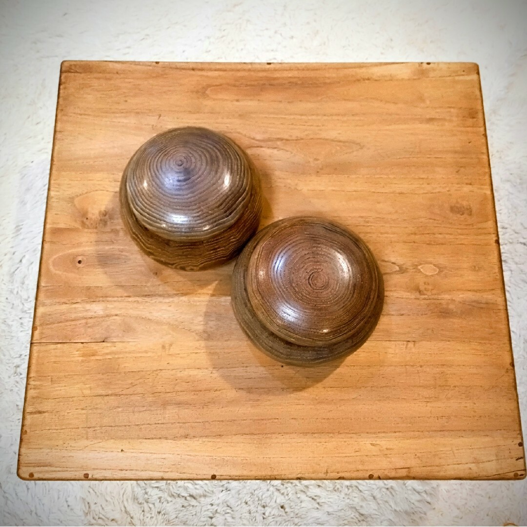 天然木の上品な木目で重厚感あり 天地柾の碁盤と比較的 味のある碁笥