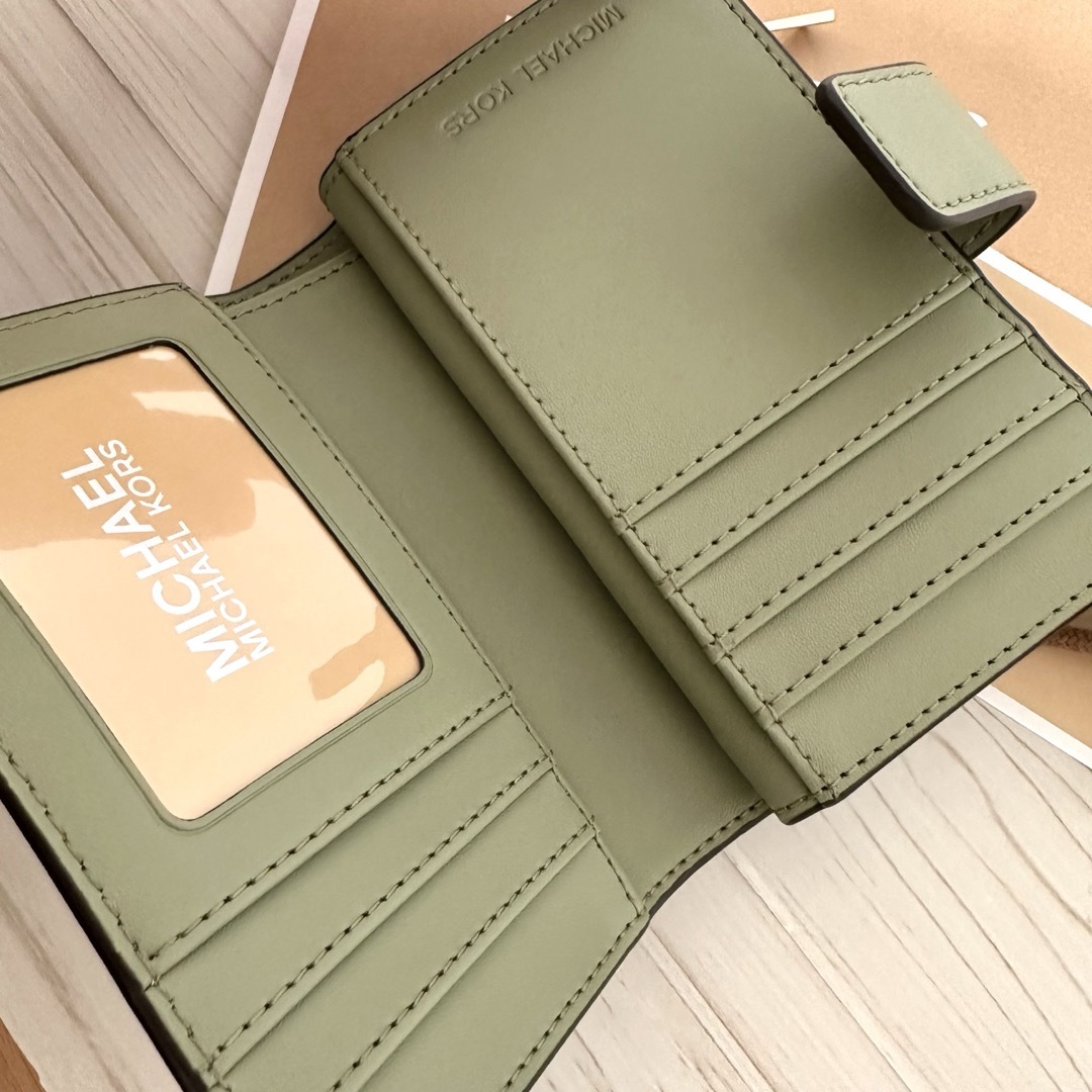 MICHAEL KORS - 新品 MICHAEL KORS 折り財布 ライトグリーン 二つ折り