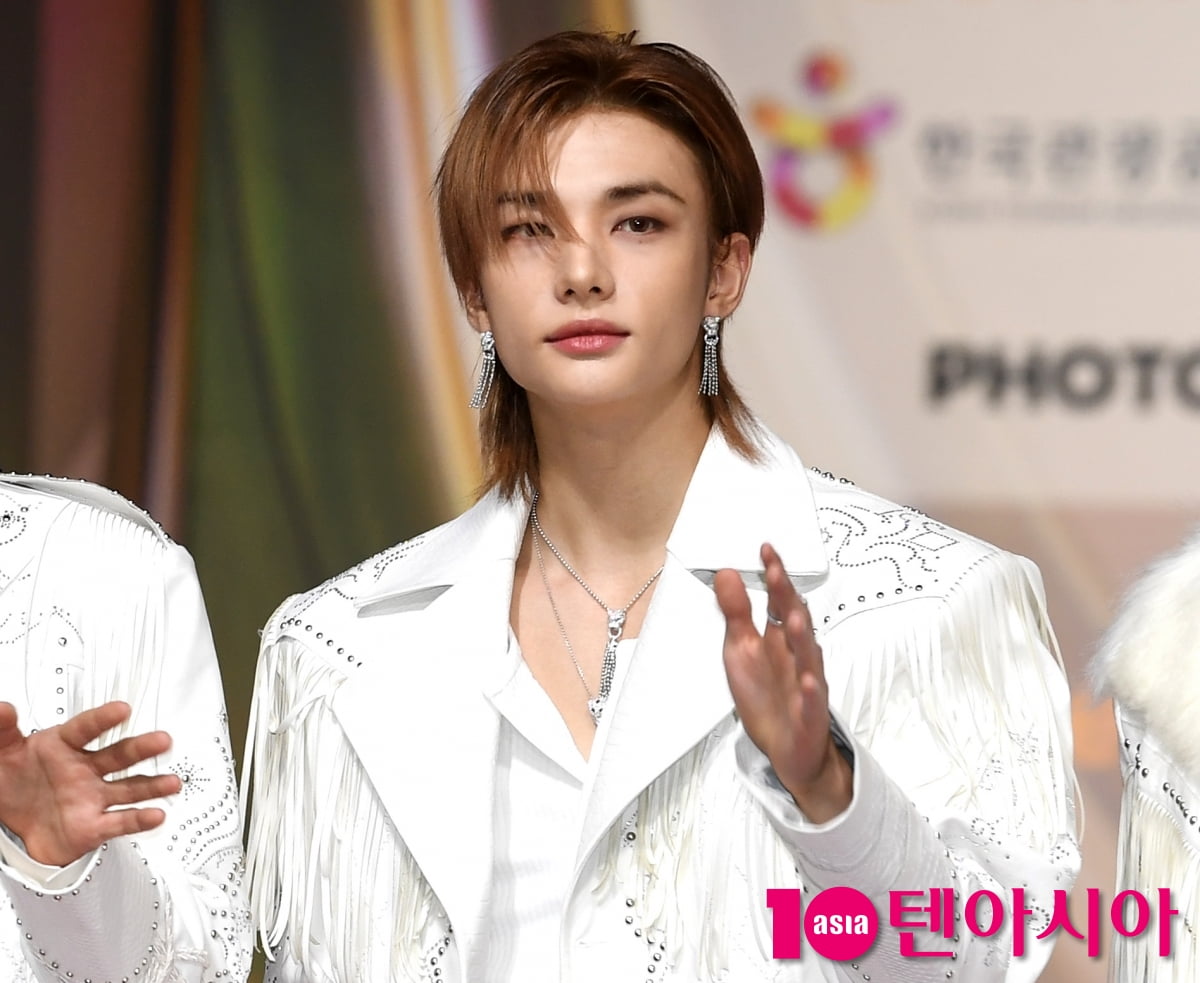 ストレイキッズのヒョンジン、2025 SBS 歌謡大典のレッドカーペットに登場