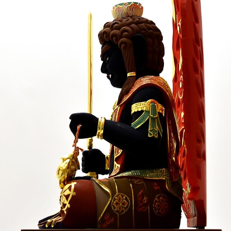 座不動明王】 火炎光背瑟瑟座 楠木 極彩色（黒） 坐8.0寸 総高69cm