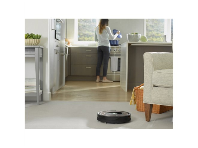 アイロボット、アプリ操作できるWi-Fi対応ロボット掃除機「ルンバ890