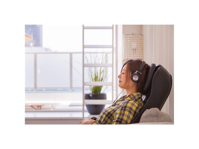 もみ、たたき、指圧、振動”対応の薄型折りたたみ式マッサージチェア