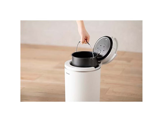 アイリスオーヤマ、水タンクに汚れが付きにくいスチーム式加湿器「AHM