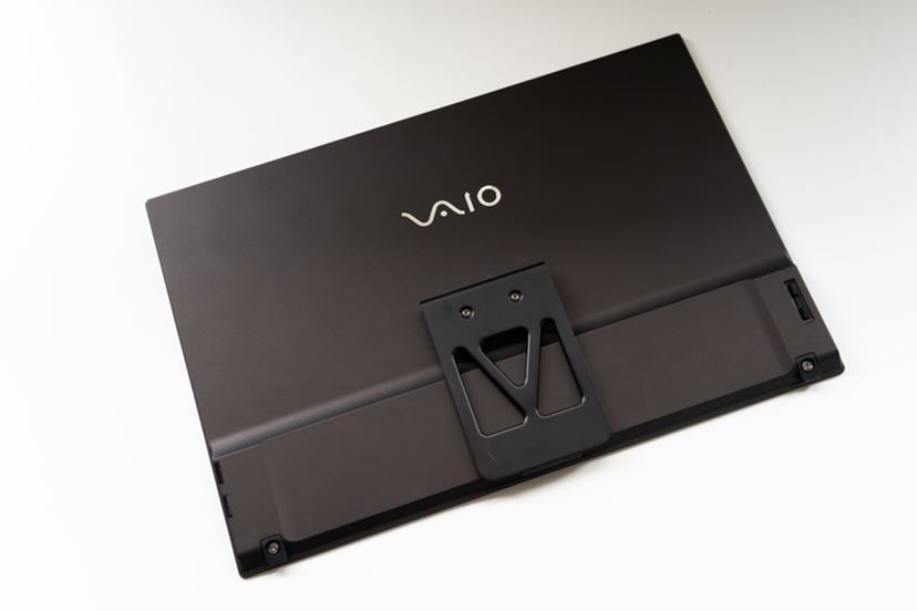 独自カバースタンドの”発明”がモバイルディスプレイとしての魅力を