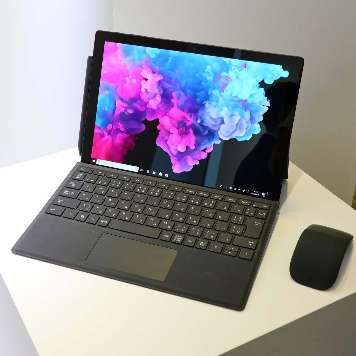 Surface」の新色ブラックモデルはUSBポートの奥まで真っ黒 - 価格.com