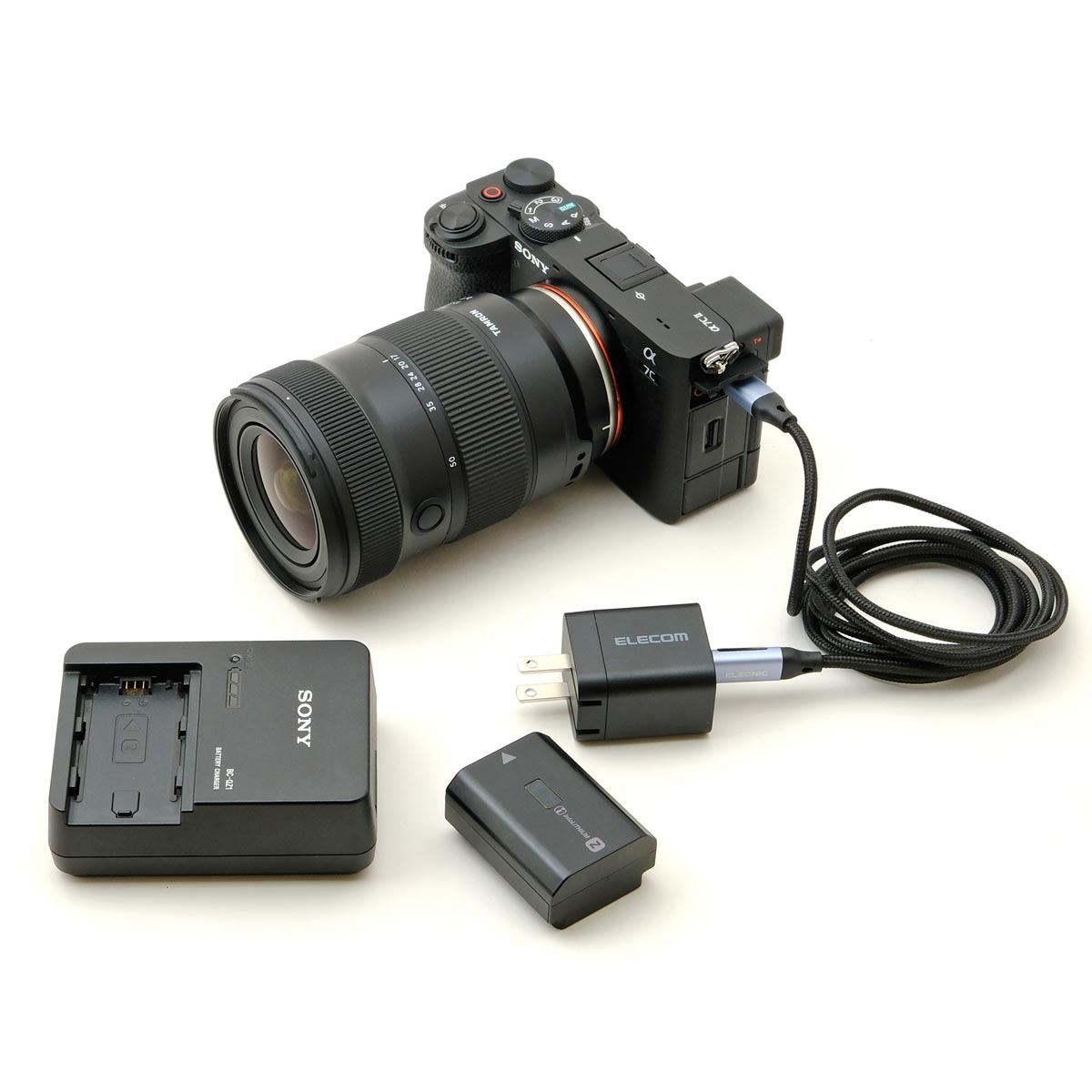 充電機器が付属しないデジカメが増えるかも!? 今どきのUSBケーブル/AC