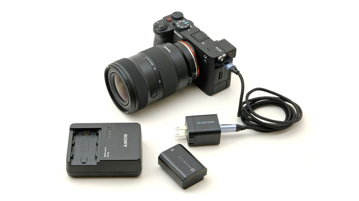 充電機器が付属しないデジカメが増えるかも!? 今どきのUSBケーブル/AC