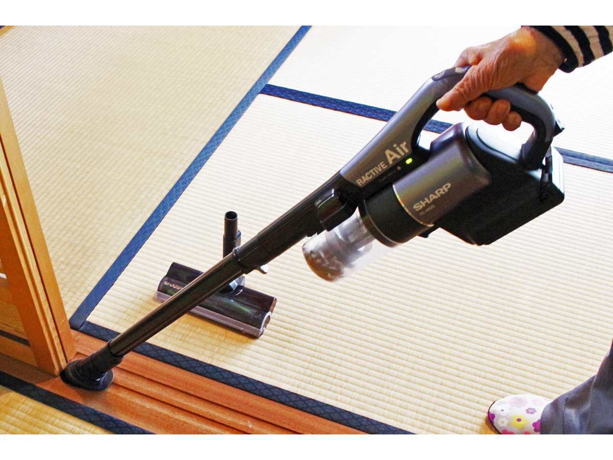 掃除したくなる！ヘッドの“あの部分が立つ”シャープのコードレス