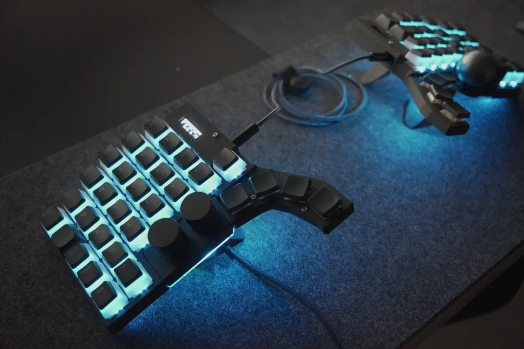 自由な操作の極致：トラックボール内蔵の分割キーボードが最高です