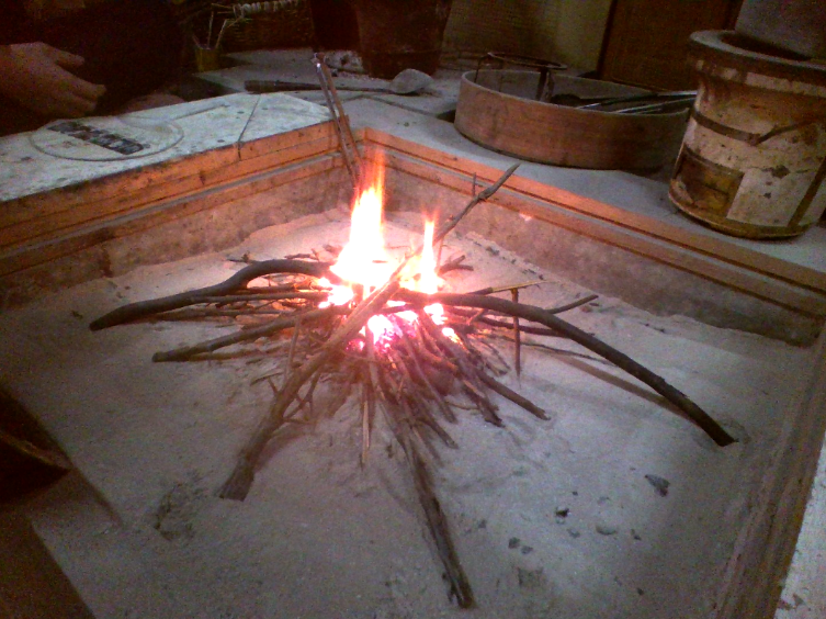 囲炉裏の灰を篩う - Isao Toshimori