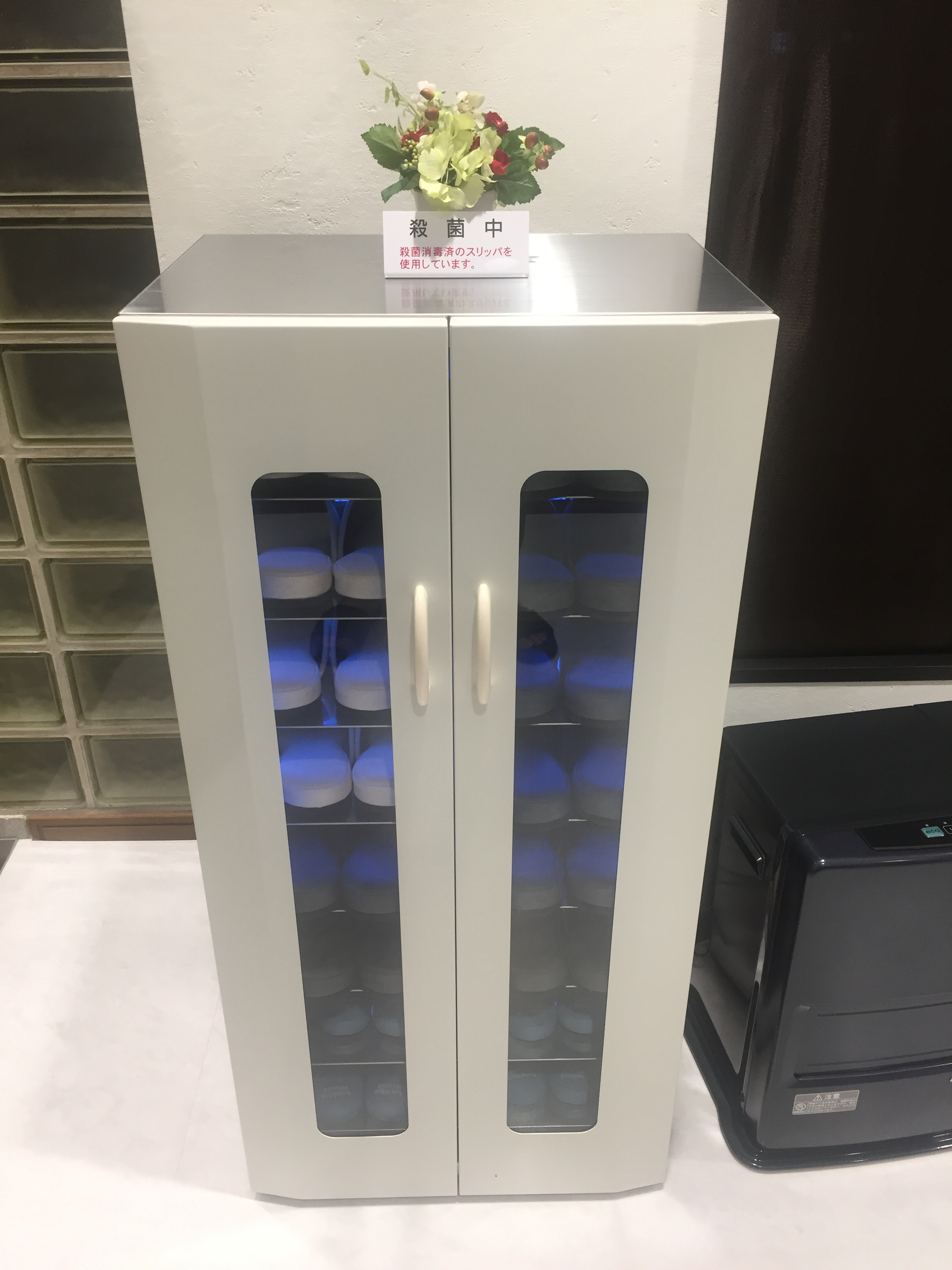 当院の院内感染予防対策〜殺菌灯付きスリッパラック〜
