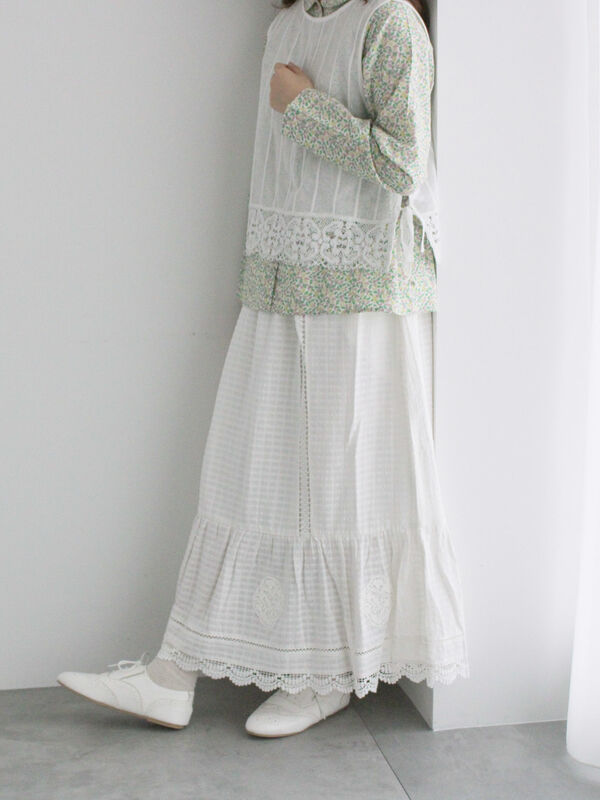 セール】 パーツレース刺繍スカート（オフホワイト/チャコールグレー