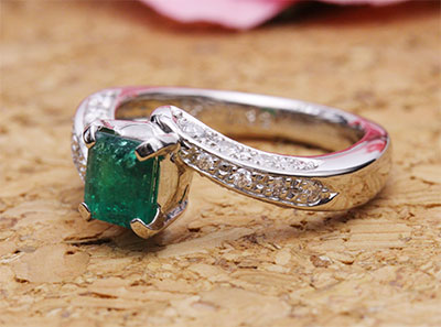 今では使えなさそうなエメラルドの指輪をピンキーリングにリフォーム