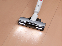 パナソニック、LEDライトで床を照らして取り残しを防ぐ紙パック式掃除