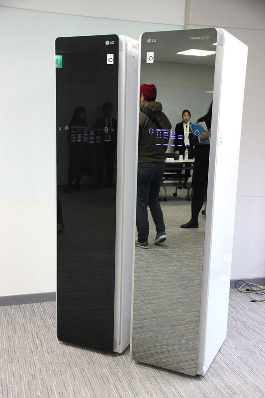 衣類を掛けるだけでシワ取りや脱臭ができる「LG styler」に、姿見