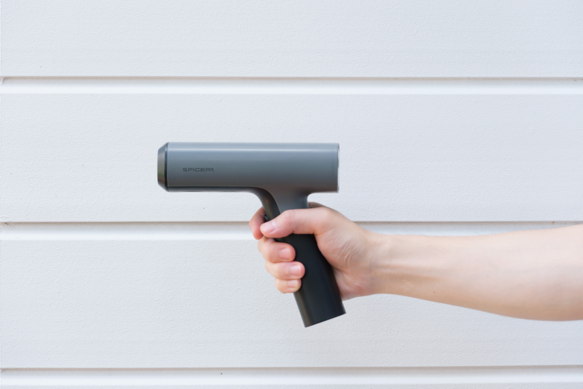 コンパクト&軽量で折りたためる高圧洗浄機は使い勝手が抜群。趣味も