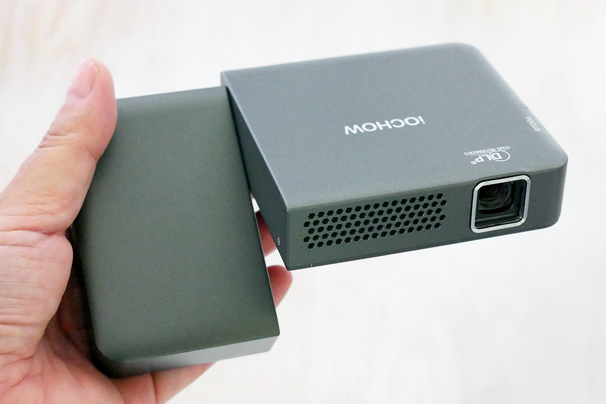 ミニプロジェクター「IOCHOW IO2」を買ったら天井が巨大スクリーンに