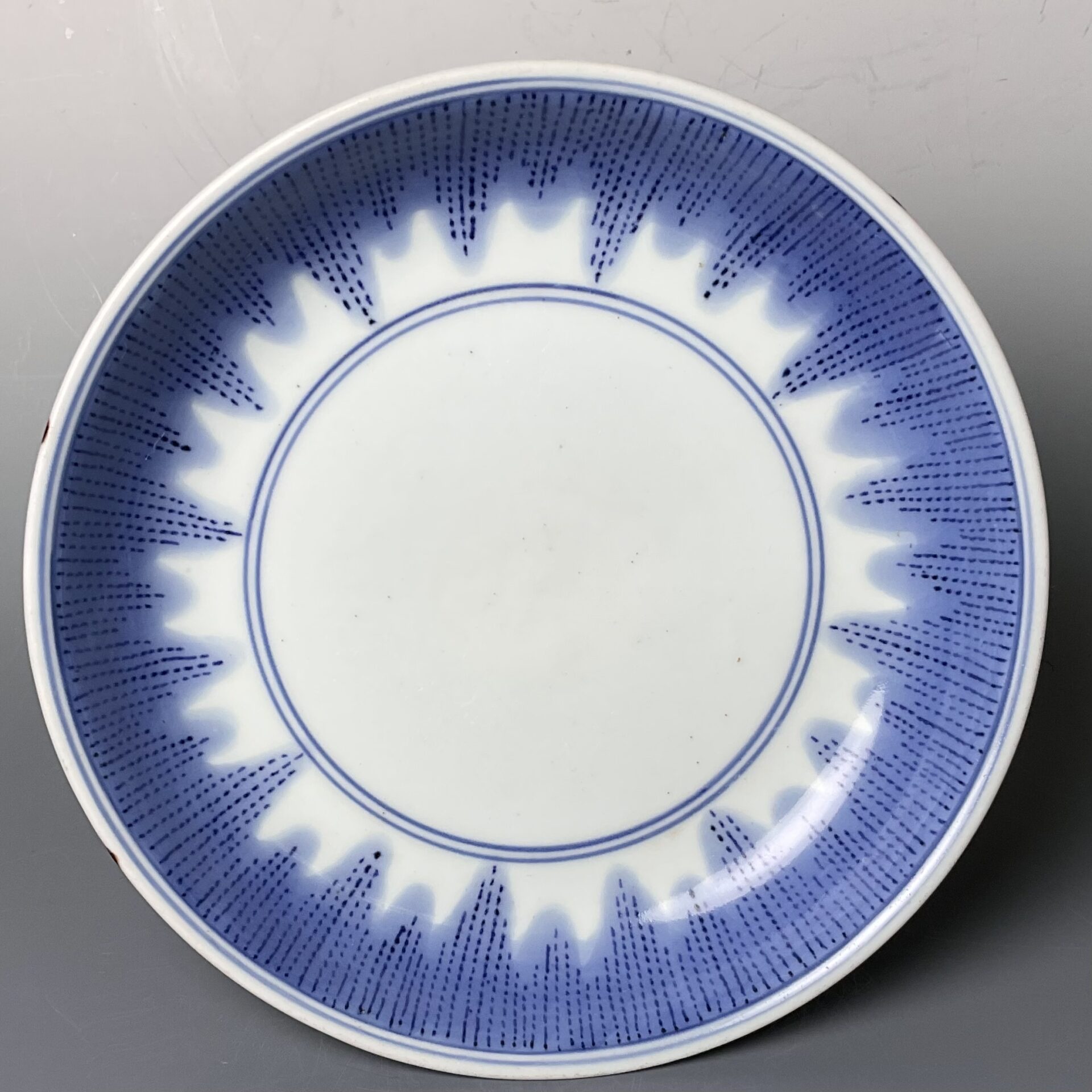 A 染付藍柿右衛門雨文六寸皿 | 古美術萬里