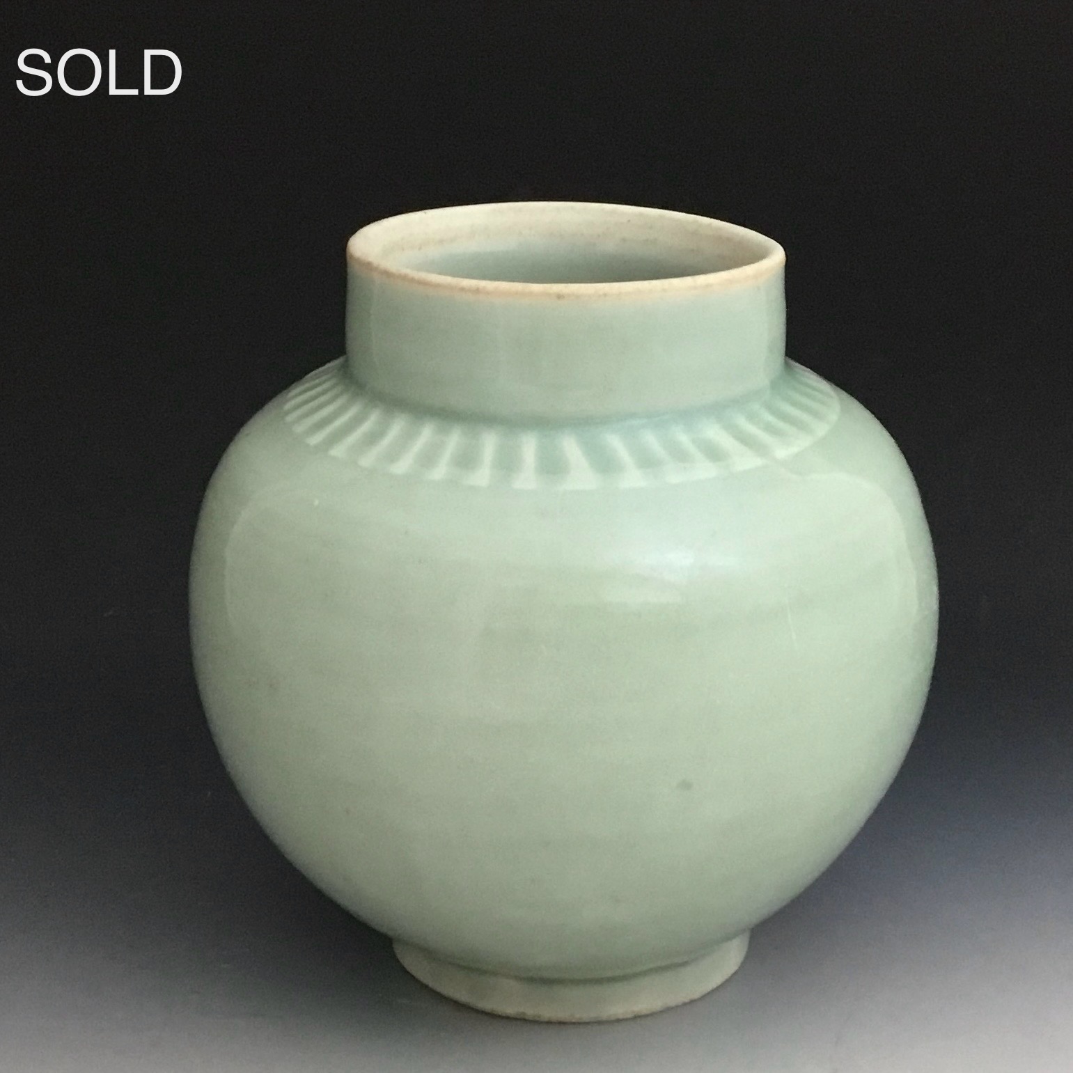 初期伊万里青磁鎬陽刻文壺 | 古美術萬里