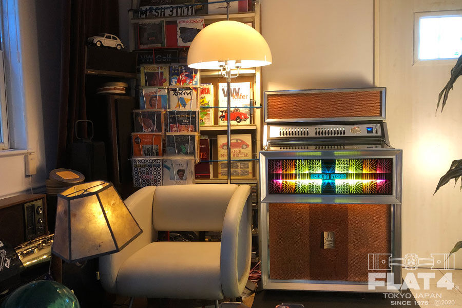 □アメリカンアンティークに囲まれたホビールームへジュークボックスを