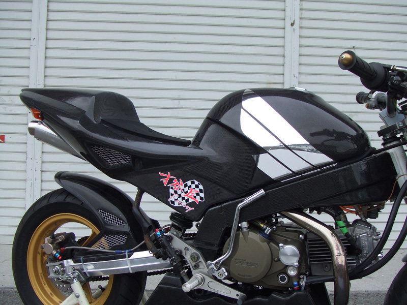 ☆モンキーR用タンクカバー一体式シングルシート（白ゲル）発売