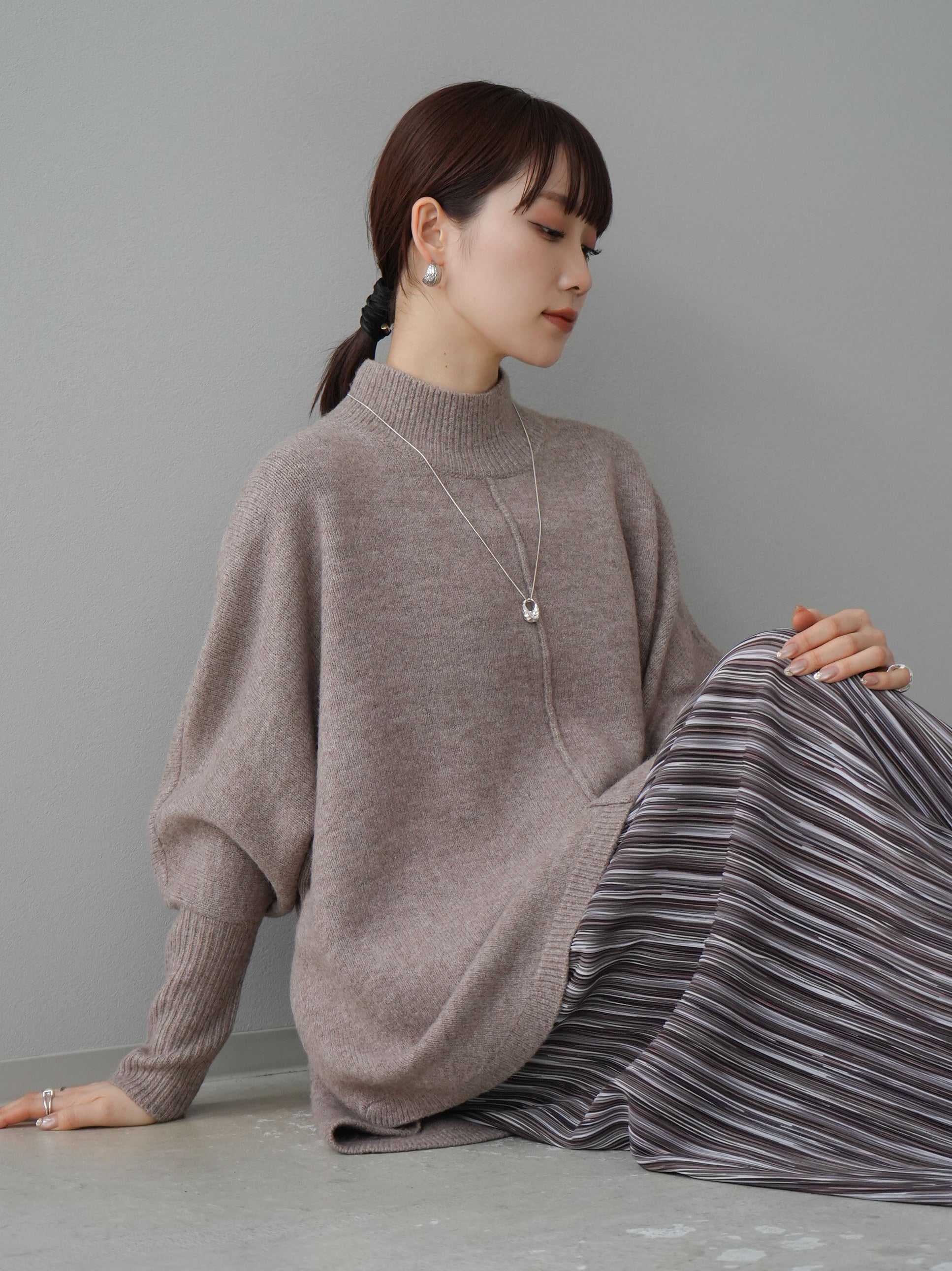 予約]ボトルネックラウンドヘムドルマンニットプルオーバー/グレージュ