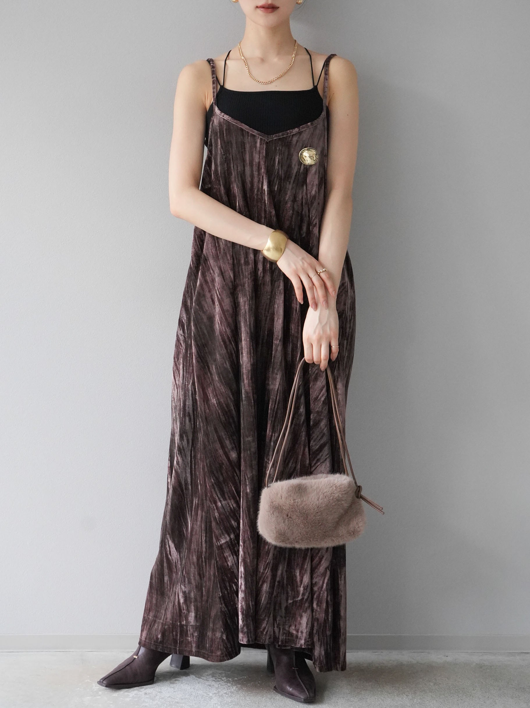 予約]ブローチ付きベロアキャミワンピース/ブラウン – Lumier