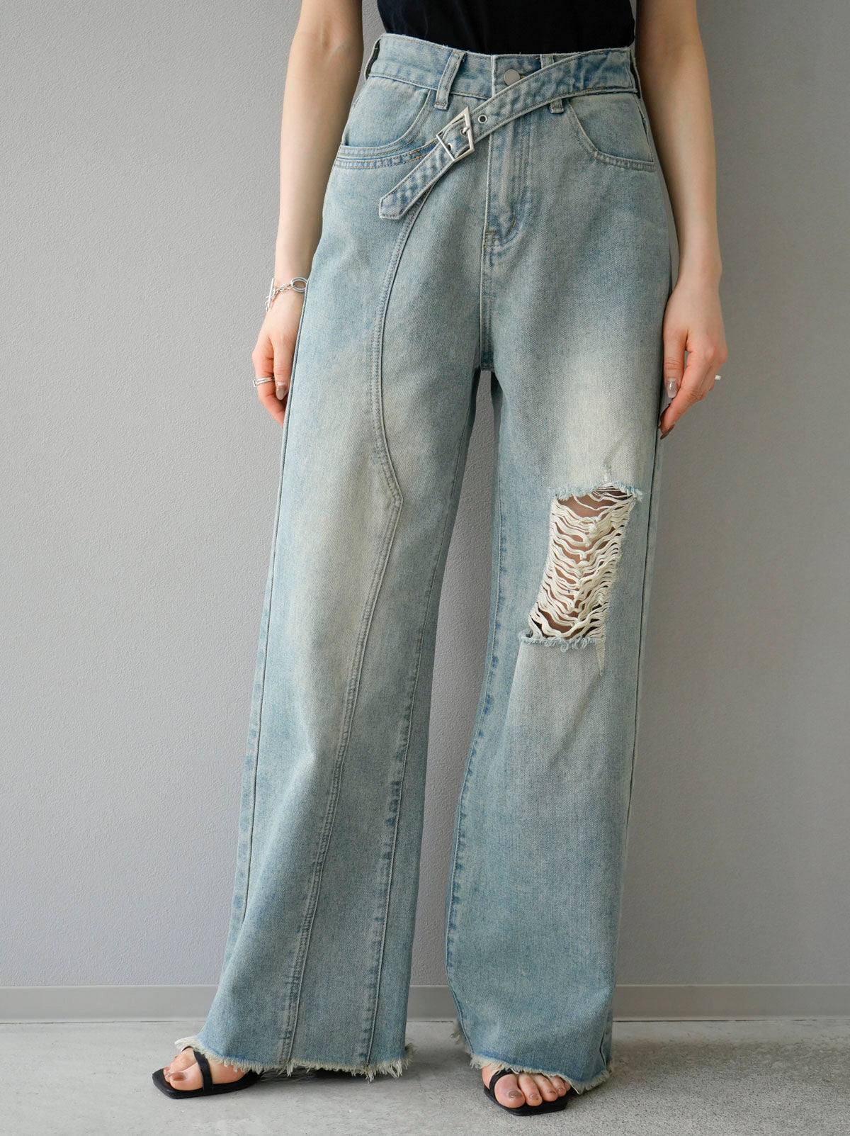 予約]ベルトアシンメトリーダメージデニム/ ライトブルー – Lumier
