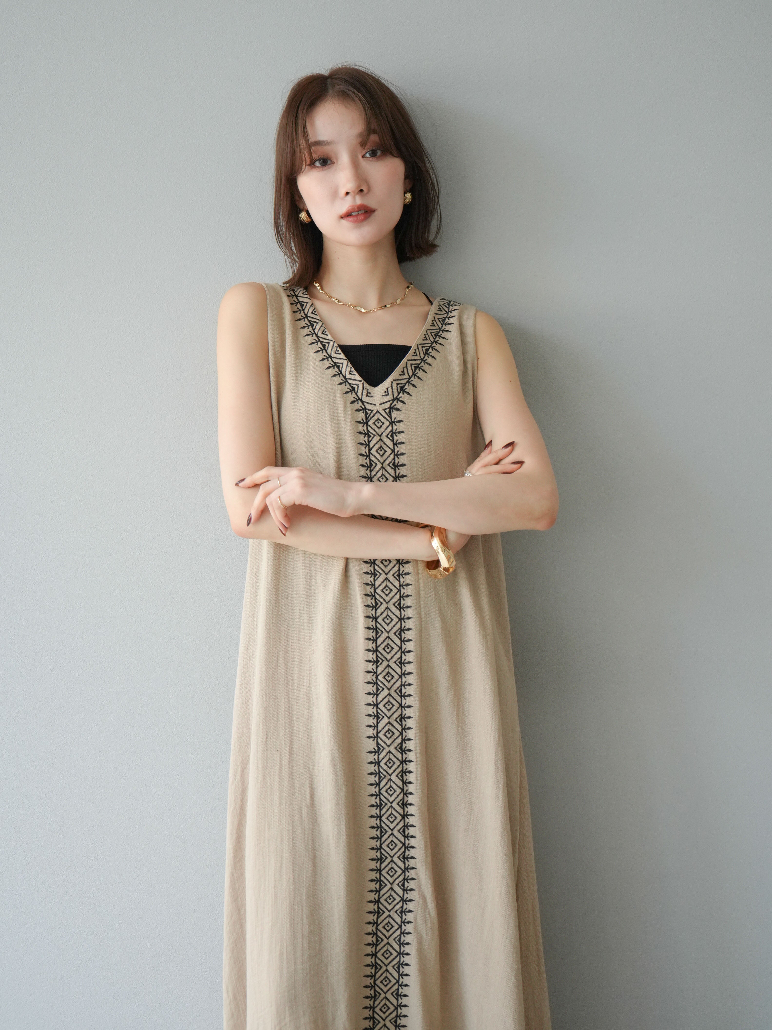 予約]刺繍Vネックワンピース/ベージュ – Lumier