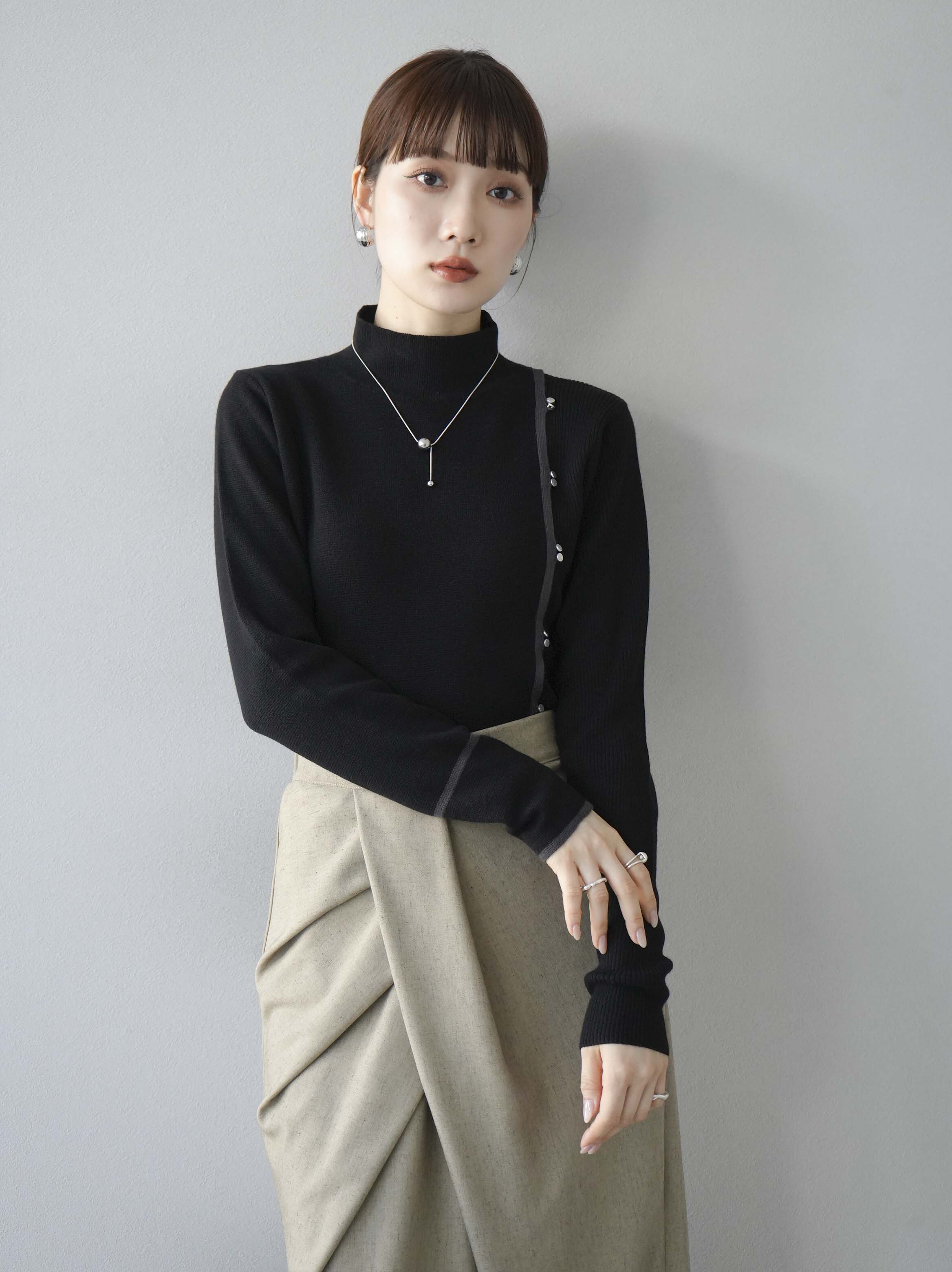 予約]ボトルネック配色デザインボタンニットトップス/ブラック – Lumier
