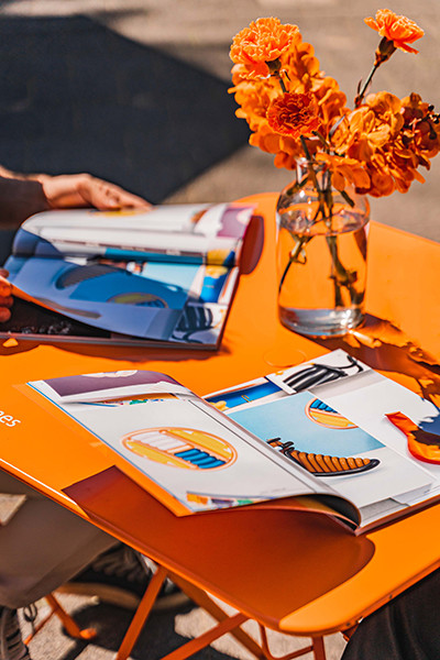 エルメスの世界』最新号を連れて「ルモンドキオスク」が丸の内に