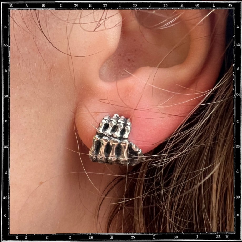 BONE HAND STUD EARRING | クレイジーピッグ公式オンラインストア