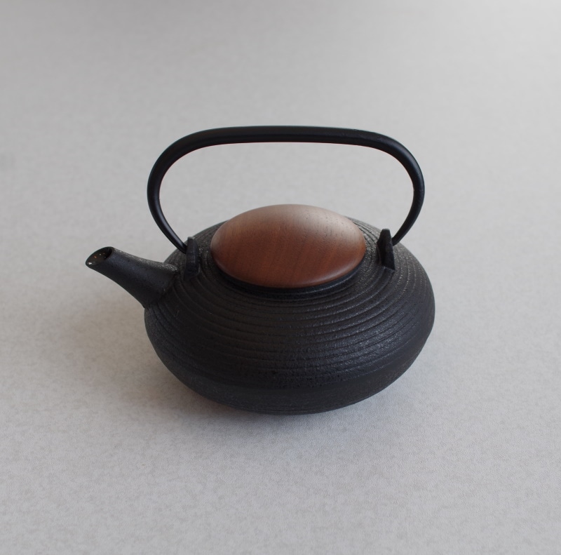 在庫限り】鋳心ノ工房 ティーポット 木蓋 糸目（いとめ）・S 0.6L 鉄