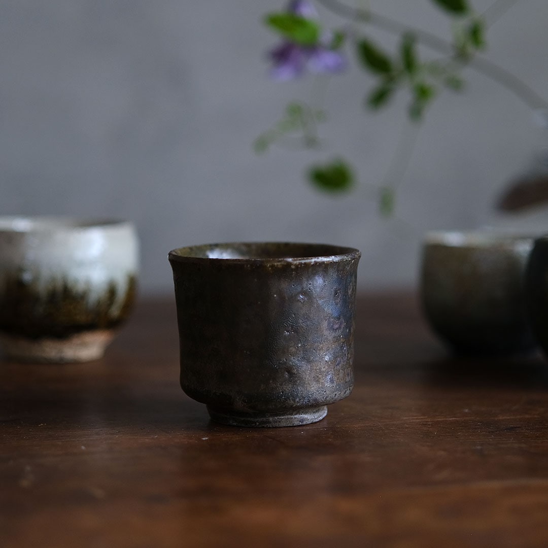 黒唐津 ぐい呑み/一点もの | 唐津焼 雅樂窯 ( うたがま ) | 糸島くらし