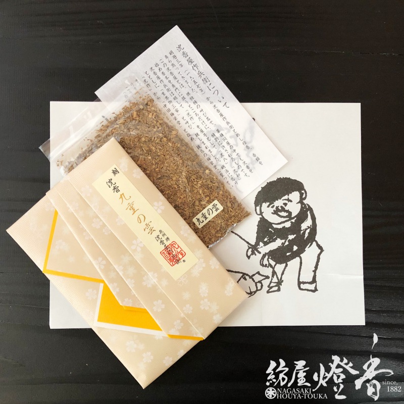 香木/香原料『タニ沈香【九重の雲・刻】15gたとう紙入』梅栄堂