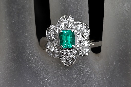 H2-16z0115【エメラルド 0.61cts】Pt900ダイヤモンドリング