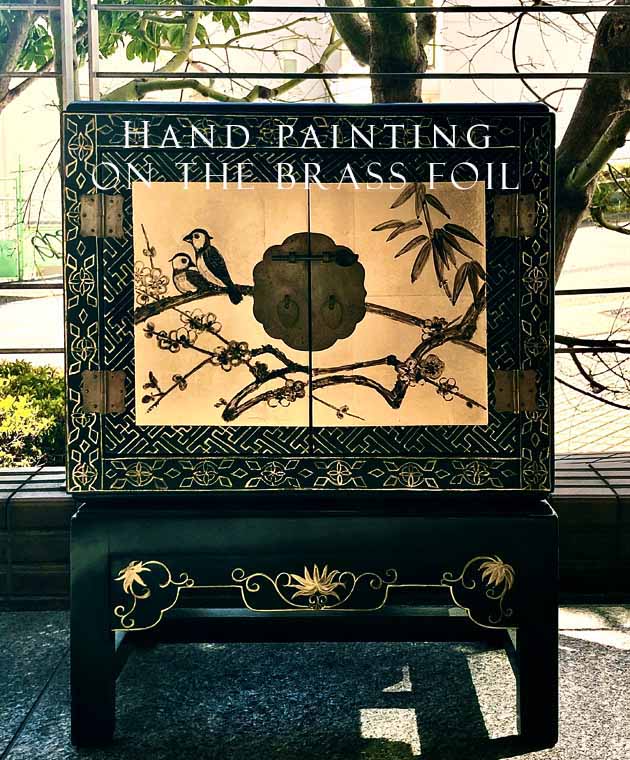 真鍮箔に花鳥画の台座付きチェスト | シノワズリ シノワズリー