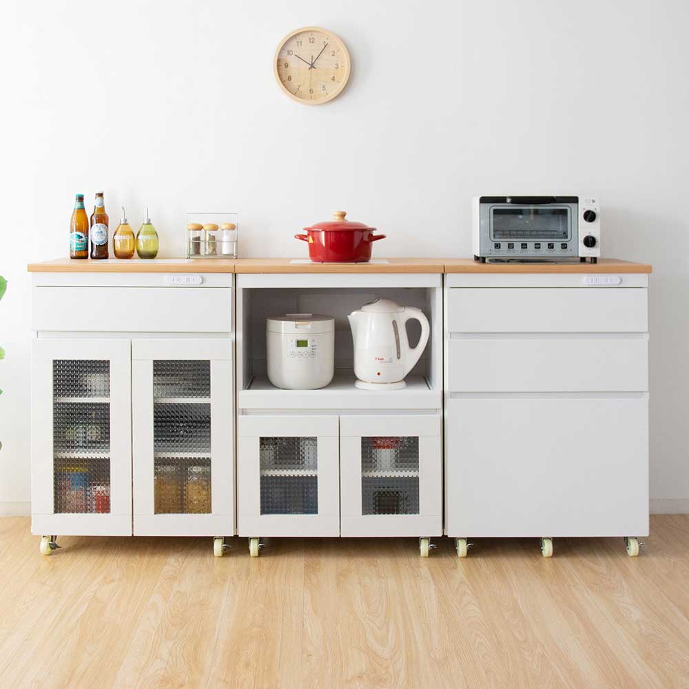 ナチュラル＆ホワイトが可愛いスライド棚とガラス扉収納付きキッチン