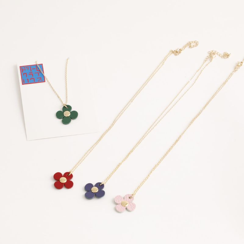 花のネックレス（レザー/ 4色 緑・赤・紫・ピンク） by ドリームクラブ