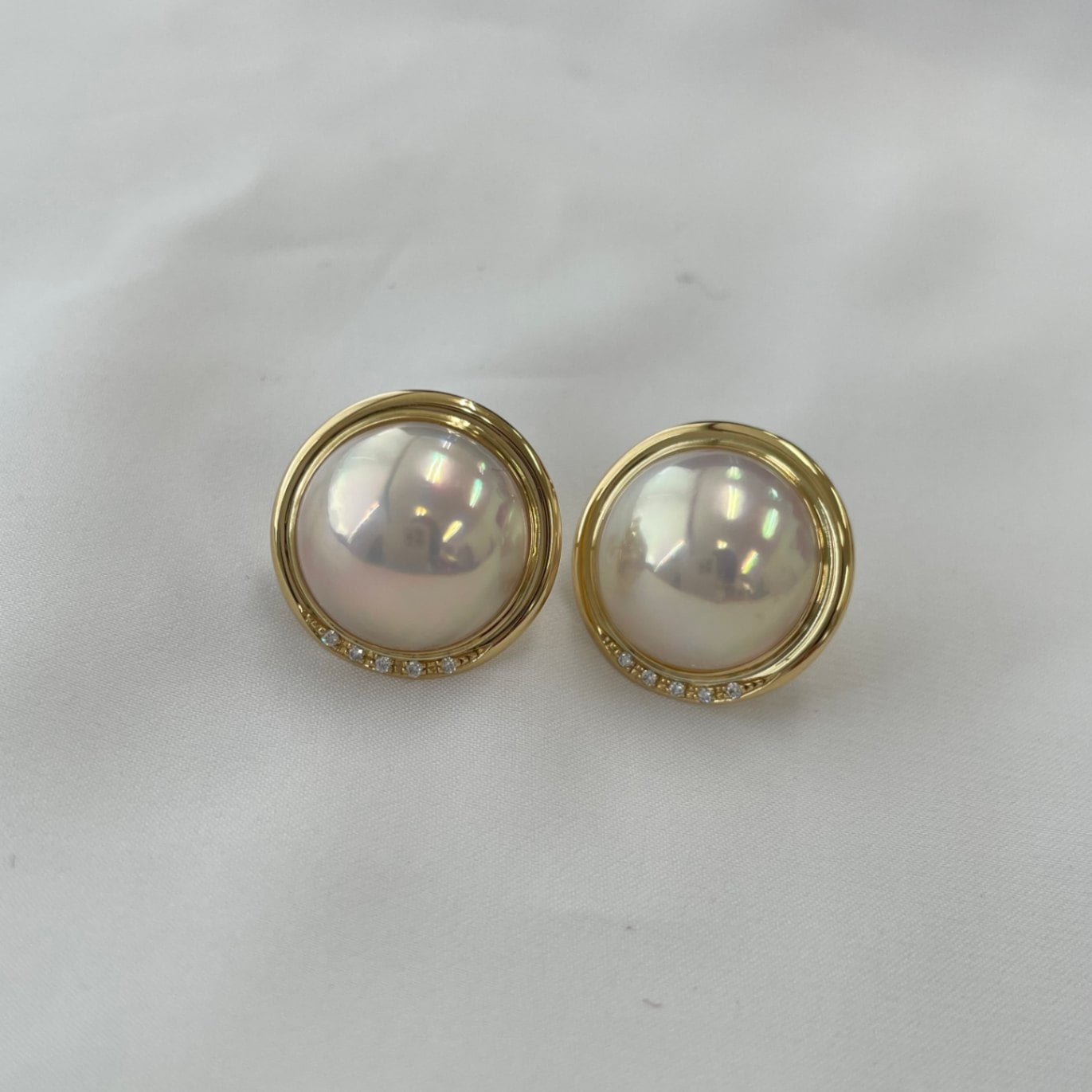 D02936】マベパール ピアス15mm 奄美大島産 ホワイト系マベパール